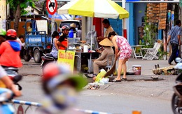 Tại TP.HCM, miệng cống là bãi rác