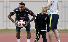 Neymar chỉ con chơi banh trên sân tập World Cup