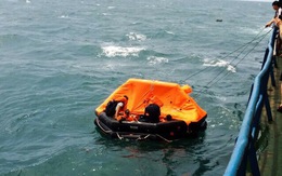 Cứu 9 thuyền viên tàu vận tải hàng hóa bị chìm trên biển