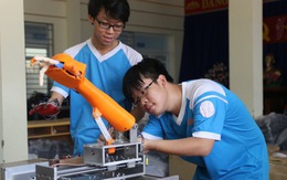 Hai nam sinh chế cánh tay robot phẫu thuật từ xa