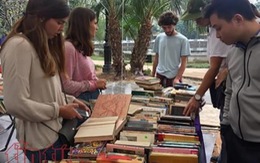 Sách 1.000 đồng được bày bán tại Hội chợ sách cũ Hà Nội