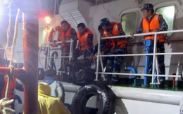Cảnh sát biển cứu sống 13 ngư dân bị chìm tàu trong đêm