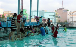 Huấn luyện viên Úc dạy trẻ Việt bơi lội, phòng chống đuối nước