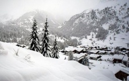 13.000 du khách mắc kẹt do bão tuyết trên dãy Alps