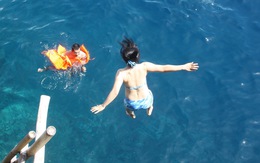 Nhảy xuống biển từ vách đá tại 'đảo thiên đường' Philippines