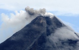 Núi lửa Mayon phun trào, Philippines cảnh báo du khách