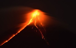 Philippines ban bố tình trạng thiên tai khi Mayon phun nham thạch đỏ rực