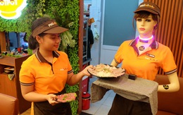 Robot Cô Ba 'chạy sô' nhà hàng ở Sài Gòn