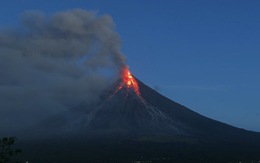 Núi lửa tại Philippines phun cột dung nham cao 700m