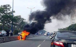 Xe máy bốc cháy ngùn ngụt trên Xa lộ Hà Nội
