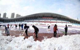 Dọn sạch tuyết trên sân vận động nơi U23 Việt Nam đá chung kết