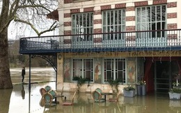 Sông Seine nhấn chìm Paris, 1.500 người di tản