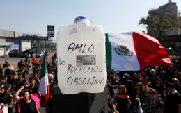 Lạ lùng chuyện xếp hàng mua xăng đến tận đêm ở Mexico