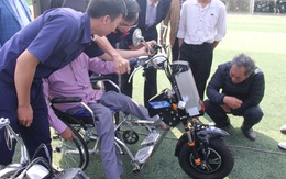Sinh viên chế tạo xe '2 trong 1' tặng người khuyết tật