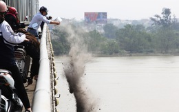 Túi nilông, vàng mã ‘bức tử’ sông Lam trong ngày cúng ông Táo