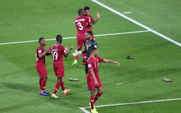 Cổ động viên UAE la ó khi Qatar hát quốc ca, ném giày vào cầu thủ Qatar