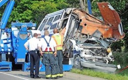 Xe tải mất thắng đâm vào xe buýt chở 22 người cùng gia đình
