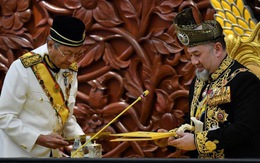 Quốc vương Malaysia thoái vị vì cưới người đẹp hay vì xung đột thủ tướng?