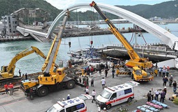 Cầu vào cảng biển Đài Loan đổ sập, nhiều người mắc kẹt