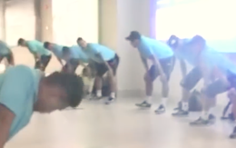 Video: Đội tuyển Việt Nam tập thể dục ở sân bay