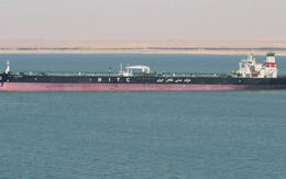 Iran nói tàu chở dầu bị trúng tên lửa, giá dầu tăng ngay
