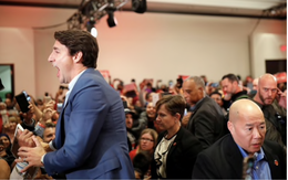 Thủ tướng Canada mặc áo chống đạn khi... tranh cử