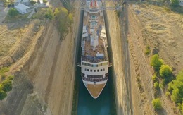Video: Hành khách nín thở nhìn con tàu vượt qua kênh đào Corinth