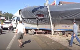 Video : Xe tải chở mì mất thắng đâm sập nhà dân