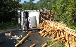 Video: Xe tải chở gỗ lật úp, 2 vợ chồng tử vong trên đèo Vi Ô Lắc