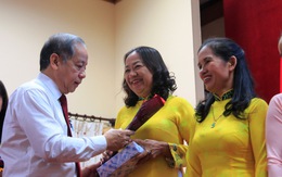 Chủ tịch tỉnh đọc thơ 'Người đàn bà thứ 2' tặng chị em lao công