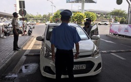 Hàng trăm ôtô bị phạt vì đậu đỗ quá 3 phút trong sân bay Tân Sơn Nhất