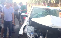 Video: Xe rước dâu đâm xe tải, người dân phá cửa giải cứu tài xế