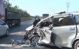 Video: Xe 7 chỗ và xe tải đâm nhau, người dân phá cửa đưa tài xế ra ngoài