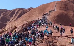 Hàng ngàn du khách đổ đến núi thiêng Uluru leo lần cuối