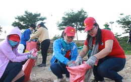 1.000 bạn trẻ dọn rác, trồng cây ở biển Khánh Hòa