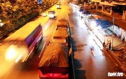 Xe tải 'vô tư' dừng trên đường cấm, tài xế nói do buồn ngủ