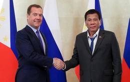 Ông Duterte 'gây bão mạng' vì cách ăn mặc khi gặp Thủ tướng Nga