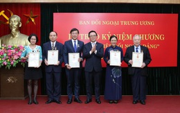 Anh Lê Quốc Phong nhận kỷ niệm chương 'Vì sự nghiệp đối ngoại của Đảng'