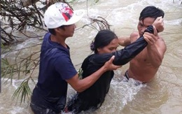 Người dân liều mình cứu 4 người giữa dòng nước xiết