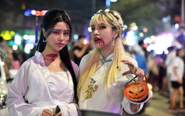 Vui đêm Halloween, Tây ta hòa quyện