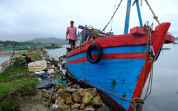 Bão thoáng qua, vẫn đánh bầm dập tàu cá ở Phú Yên