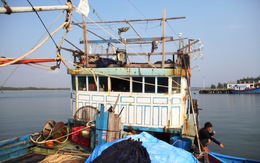 Tàu cá Việt Nam bị tàu Trung Quốc từ chối cứu hộ đã được lai dắt vào bờ