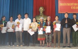 Trao quyết định nhập quốc tịch Việt Nam cho 51 công dân Lào