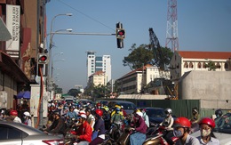 Giao thông khu Hàng Xanh, Nguyễn Hữu Cảnh 'vỡ trận' ngay ngày đầu tuần