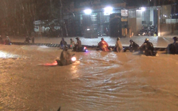 Video: Hàng trăm người vật lộn tìm đường về nhà sau cơn mưa lớn
