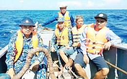 Ứng cứu kịp thời 12 ngư dân Bình Định bị chìm tàu ở Trường Sa