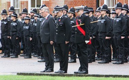 Cảnh sát và lực lượng cứu hộ Anh dành 1 phút mặc niệm 39 người chết trong container
