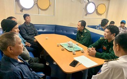 20 giờ vượt sóng cấp 7 cứu 9 ngư dân trên tàu cá hỏng máy