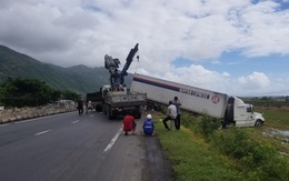 Hai xe tải lao xuống ruộng khi di chuyển trong bão nghi do mất lái