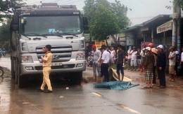 Băng qua đường trong cơn mưa, một phụ nữ bị xe ben cán chết